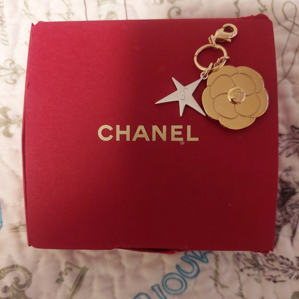 🇨🇵 CHANEL Gold Camellia and Silver Star Keychain - Picture 3 of 3